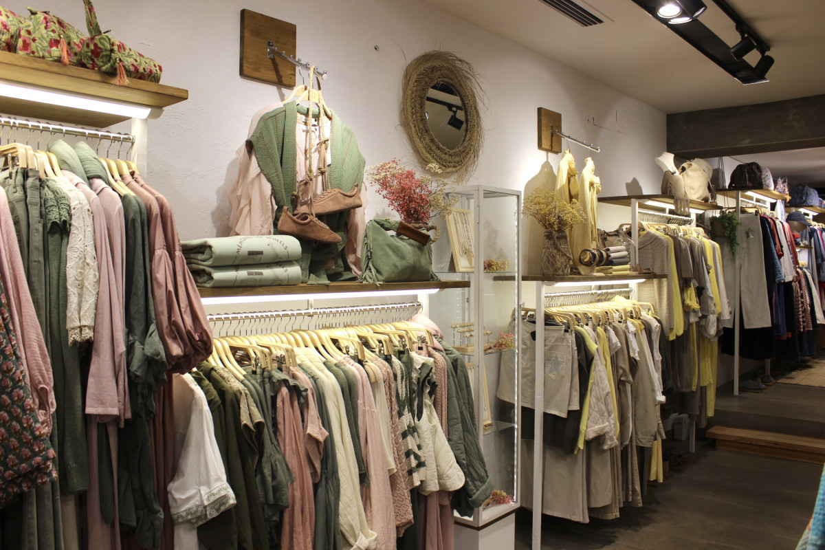 La nueva tienda se llena de luz y color con prendas perfectas para la temporada