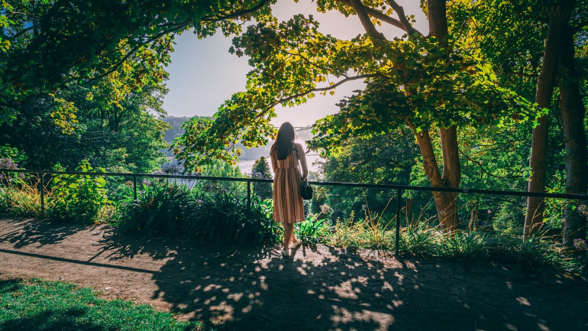 Hermosa foto mujer jardines palacio cristal oporto portugal 181624 43814