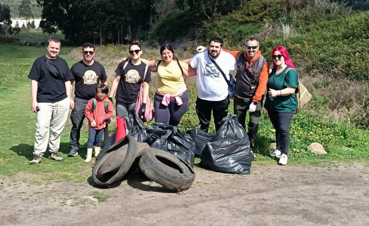 El monte de basura que rodea un barrio de A Coruña