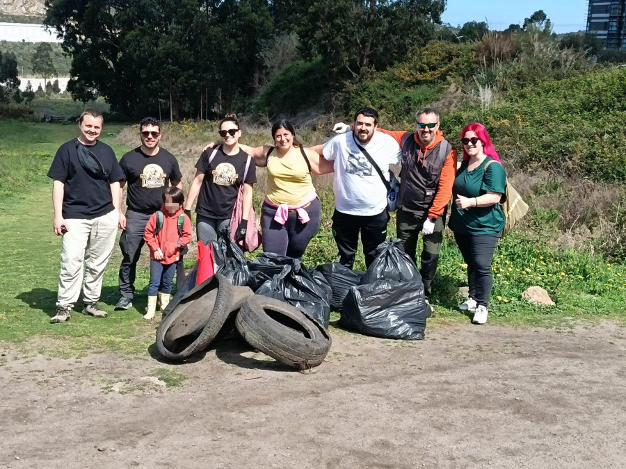 El monte de basura que rodea un barrio de A Coruña