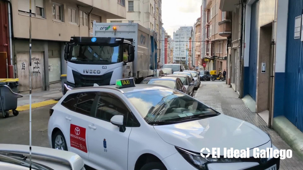 Atasco en Os Mallos por un coche mal aparcado @ Quintana (1)