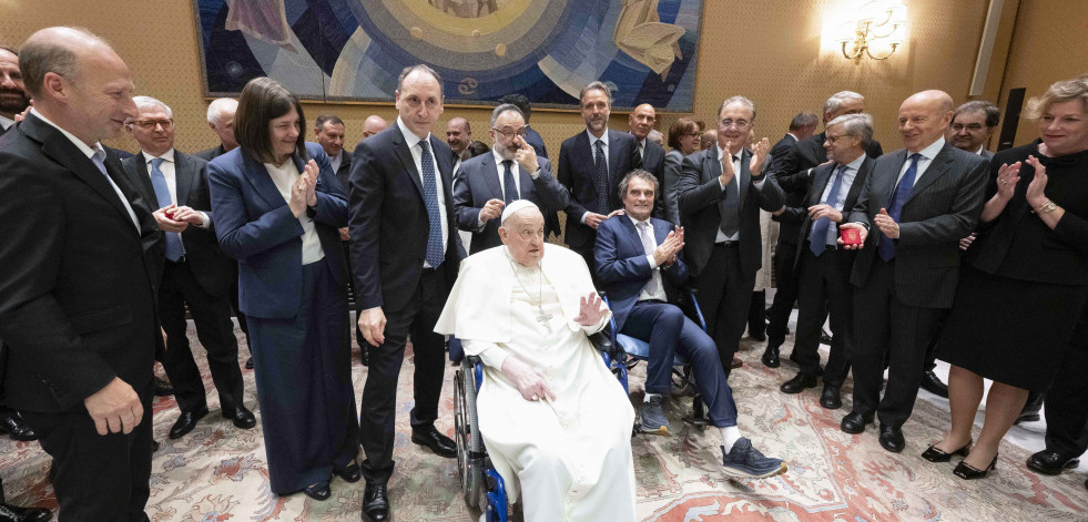 El papa recibe al personal médico que lo trató en el hospital: 
