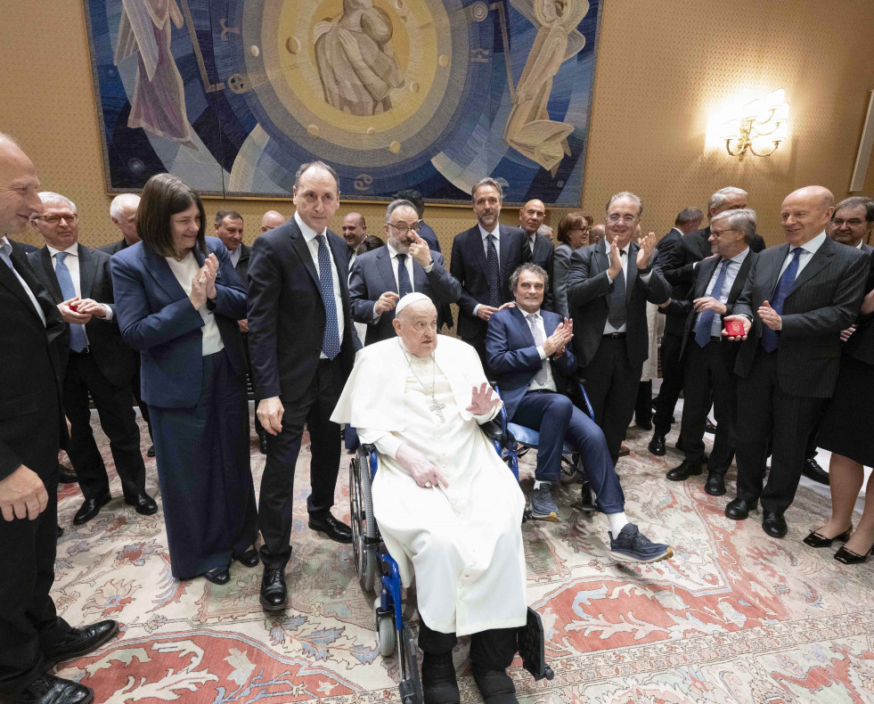 ROMA, 16/04/2025.- El papa Francisco, que sigue su convalecencia para recuperarse de sus problemas respiratorios, recibió este miércoles en el Vaticano a un grupo de miembros del personal médico de