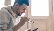 ¿Entrecierras los ojos al leer? Puede que ya sea el momento de las gafas