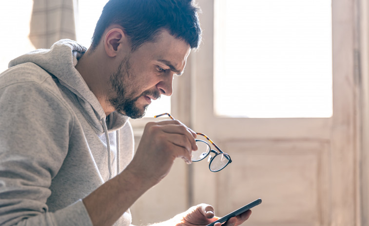 ¿Entrecierras los ojos al leer? Puede que ya sea el momento de las gafas