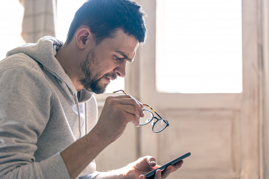 ¿Entrecierras los ojos al leer? Puede que ya sea el momento de las gafas