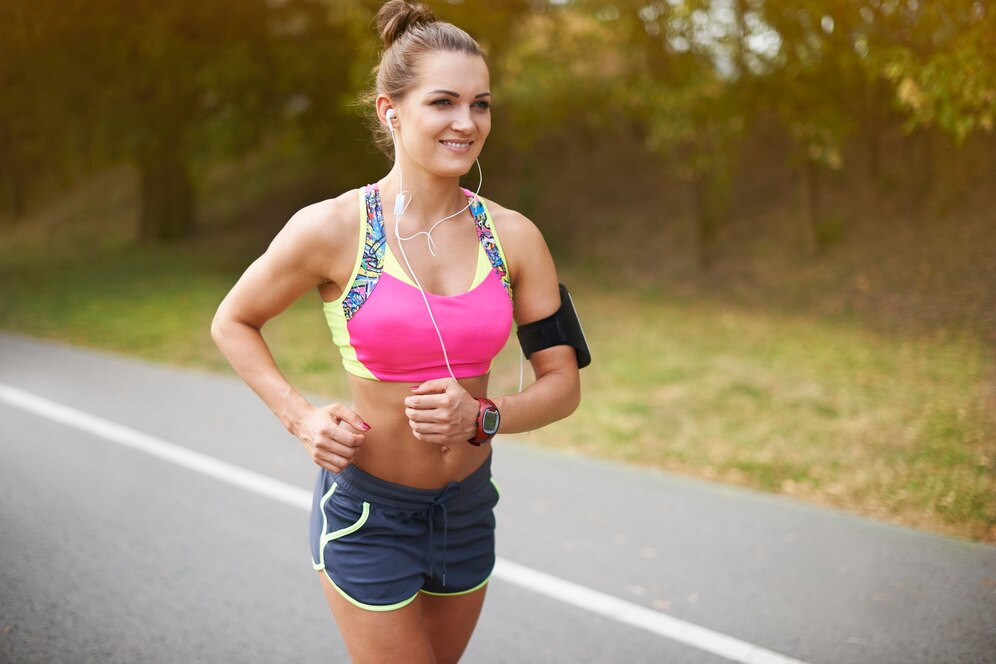 Mujer joven haciendo ejercicio al aire libre nada puede detenerme mientras salgo correr 329181 11144