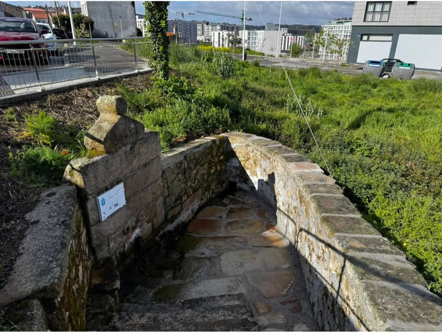 Llenan de cemento una fuente de piedra de A Coruña con más de 150 años
