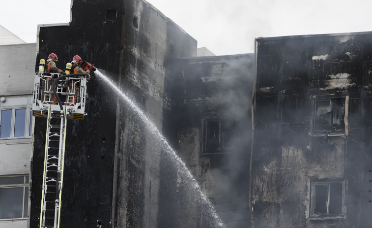 Controlado el incendio que ha calcinado un edificio en Castellón, con tres atendidos por humo