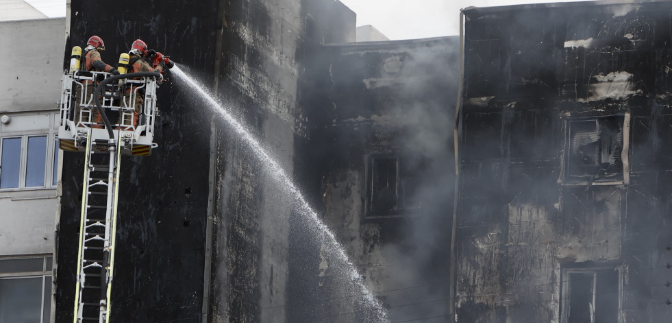 Controlado el incendio que ha calcinado un edificio en Castellón, con tres atendidos por humo