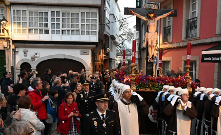 El Santísimo Cristo del Buen Consuelo brilla en la tarde  más favorable para las procesiones
