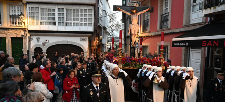 El Santísimo Cristo del Buen Consuelo brilla en la tarde  más favorable para las procesiones