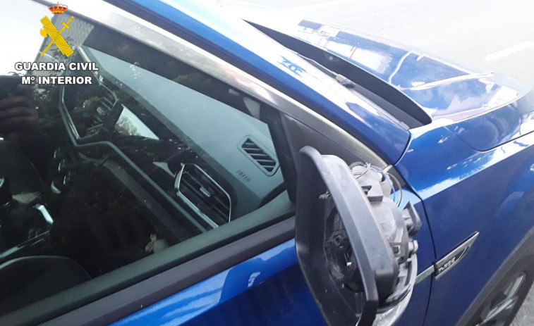 Un vecino de Oleiros confiesa que rompió los espejos de diez coches con su muleta