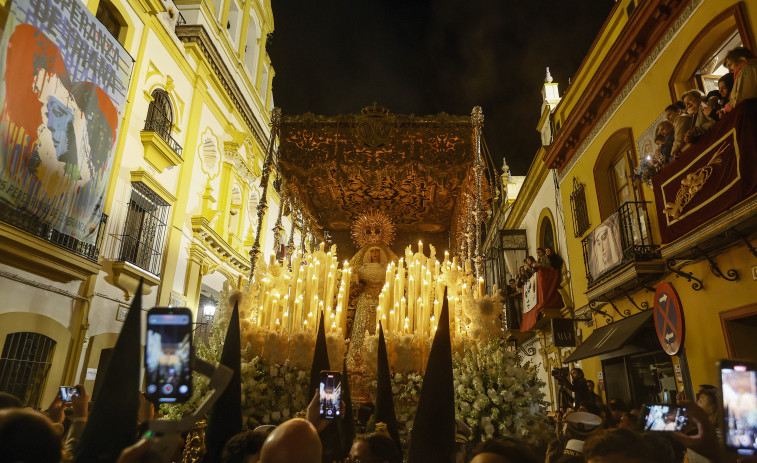 Sevilla recupera la Madrugá arrebatada por la lluvia en 2024 pero con la explosión de dos arquetas eléctricas