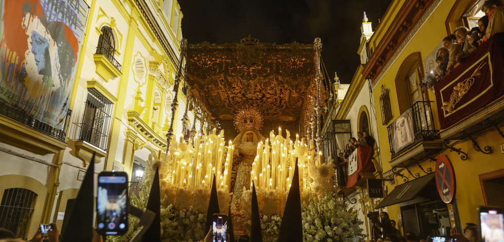 Sevilla recupera la Madrugá arrebatada por la lluvia en 2024 pero con la explosión de dos arquetas eléctricas