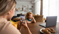 ¿Sacrificas la privacidad de tus hijos por los 'me gusta'? Vivir su infancia en pantallas oculta amenazas