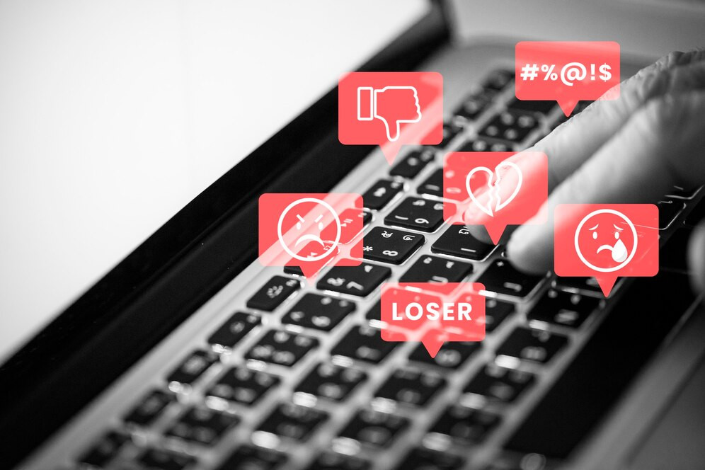Troll redes sociales que acosa personas redes sociales 53876 98441 2