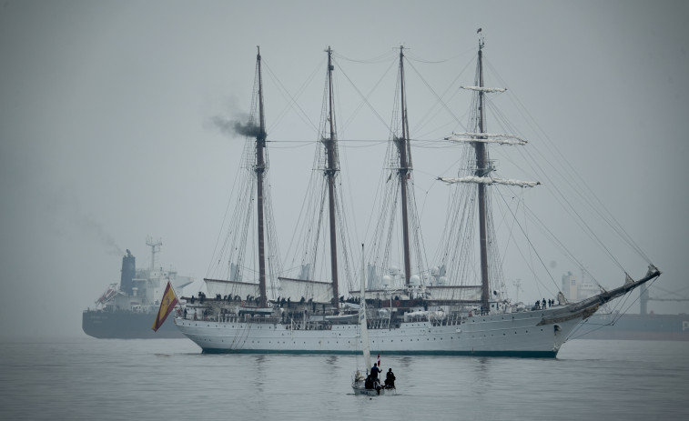El buque escuela Juan Sebastián Elcano atraca en el puerto peruano del Callao con la princesa Leonor a bordo