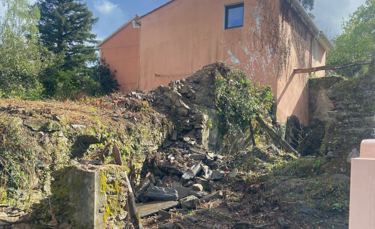 Paderne desbroza una finca privada que llevaba años 'a monte'