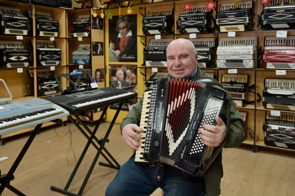 Antonio Fachado, con uno de los acordeones de su tienda  javier alborés