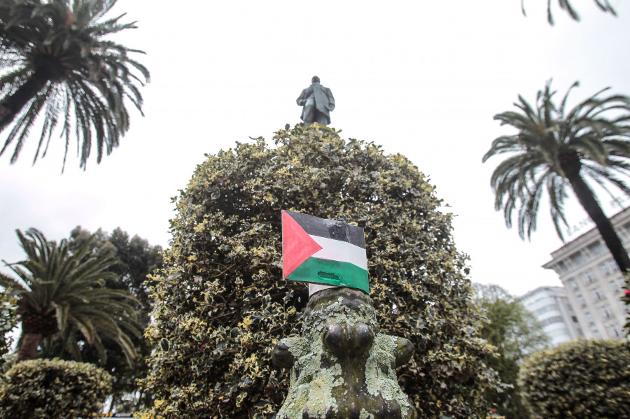 Banderas y mensajes a favor de Palestina inundan los jardines de Méndez Núñez