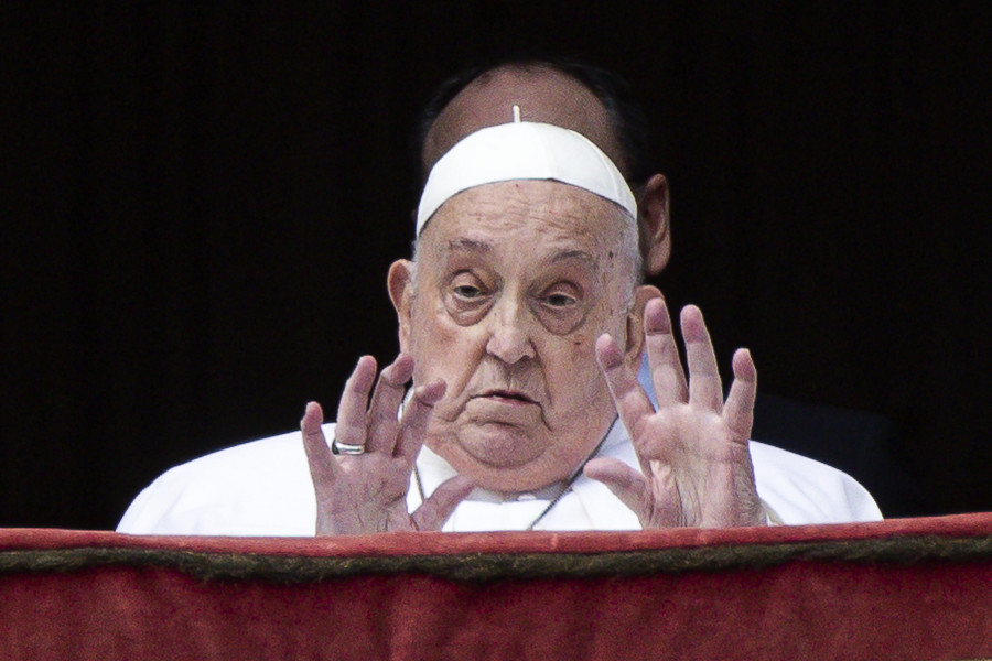 El Papa imparte la bendición 'Urbi et Orbi' y desea "buena Pascua" desde el balcón de la basílica de San Pedro