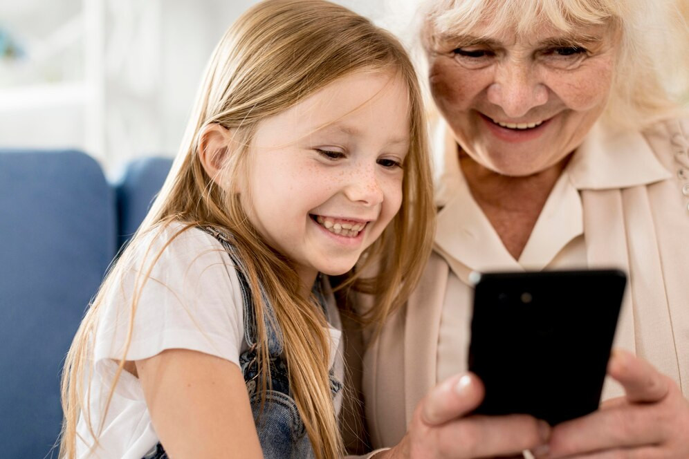 Abuela nina mirando movil 23 2148570507