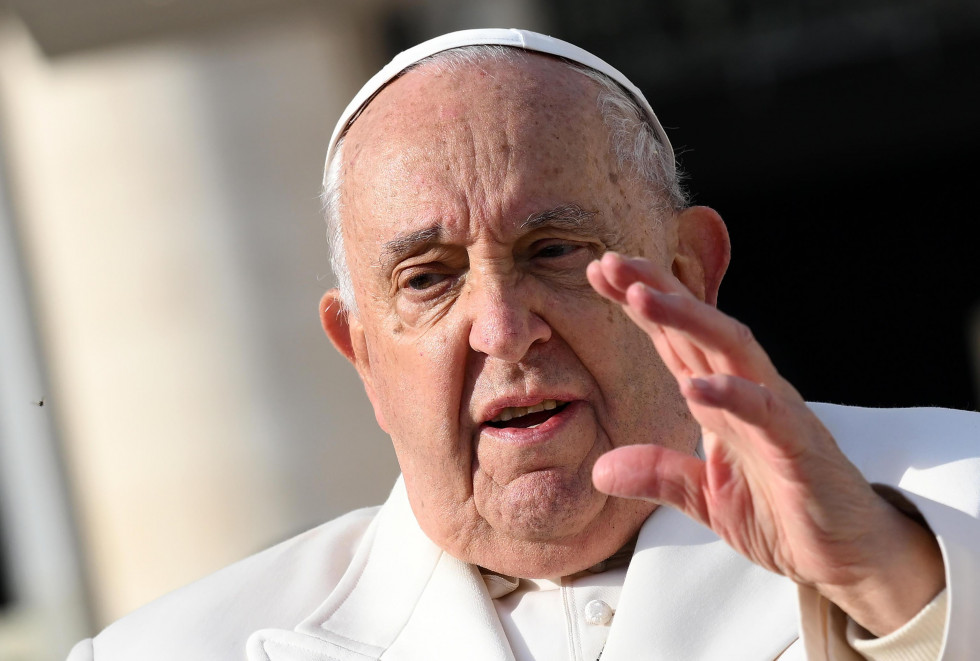 VATICAN CITY (Vatican City State (Holy See)), 21/04/2025.- (FILE) Pope Francis waves as he leaves after the weekly general audience in Saint Peter's Square, Vatican City, 04 December 2024 (reissued 21