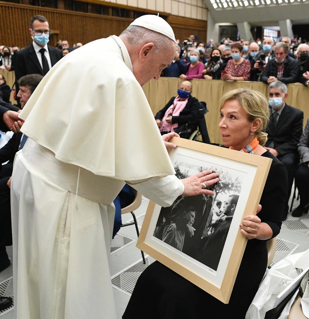 El papa, junto a Patricia Ferrol  (2)