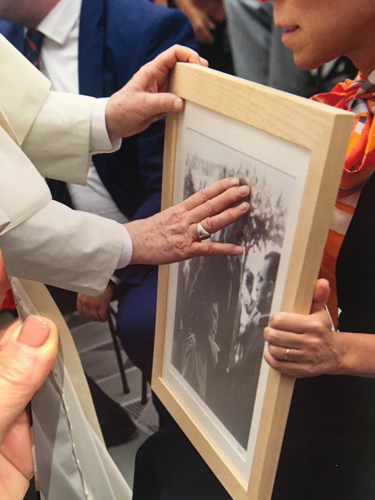 El papa, junto a Patricia Ferrol  (1)