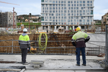 Dos operarios supervisan las obras en una parcela de Xuxán  pedro puig