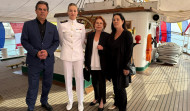 La princesa Leonor se reúne con la viuda e hijos de Vargas Llosa a bordo del Elcano