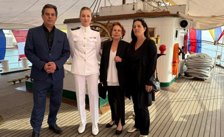 La princesa Leonor se reúne con la viuda e hijos de Vargas Llosa a bordo del Elcano