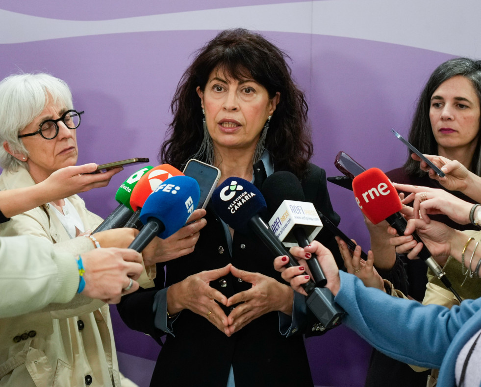 MADRID, 22/04/2025.- La ministra de Igualdad, Ana Redondo, ofrece declaraciones antes de la Conferencia Sectorial de Igualdad que participan los consejeros de Madrid, Ceuta, Canarias, este martes, en 
