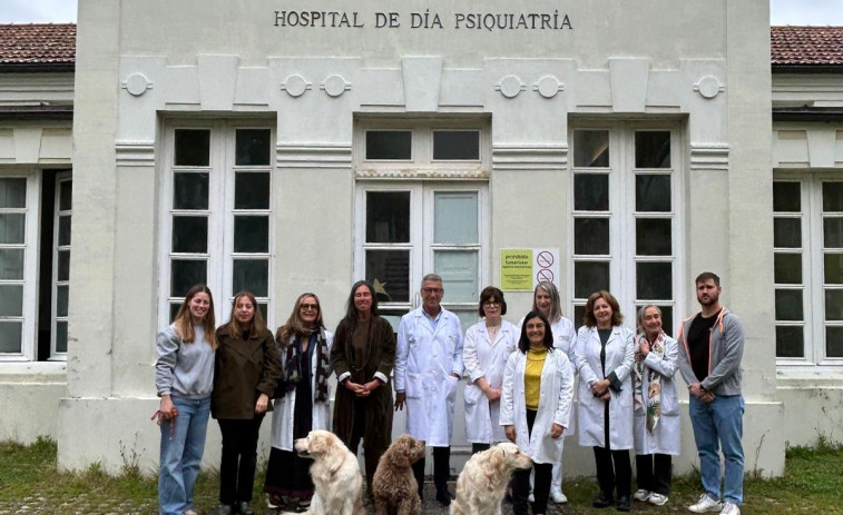 Perros de terapia ayudan a los pacientes de la unidad de Psiquiatría del Hospital de Oza