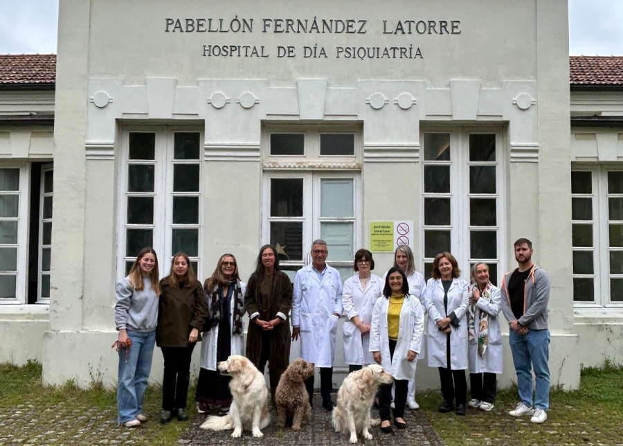 Perros de terapia ayudan a los pacientes de la unidad de Psiquiatría del Hospital de Oza