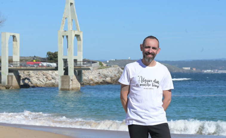 Miguel Basurco, el berciano que entrena en la playa de San Amaro para cruzar el Estrecho