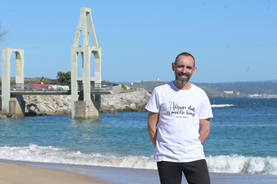 Miguel Basurco, el berciano que entrena en la playa de San Amaro para cruzar el Estrecho
