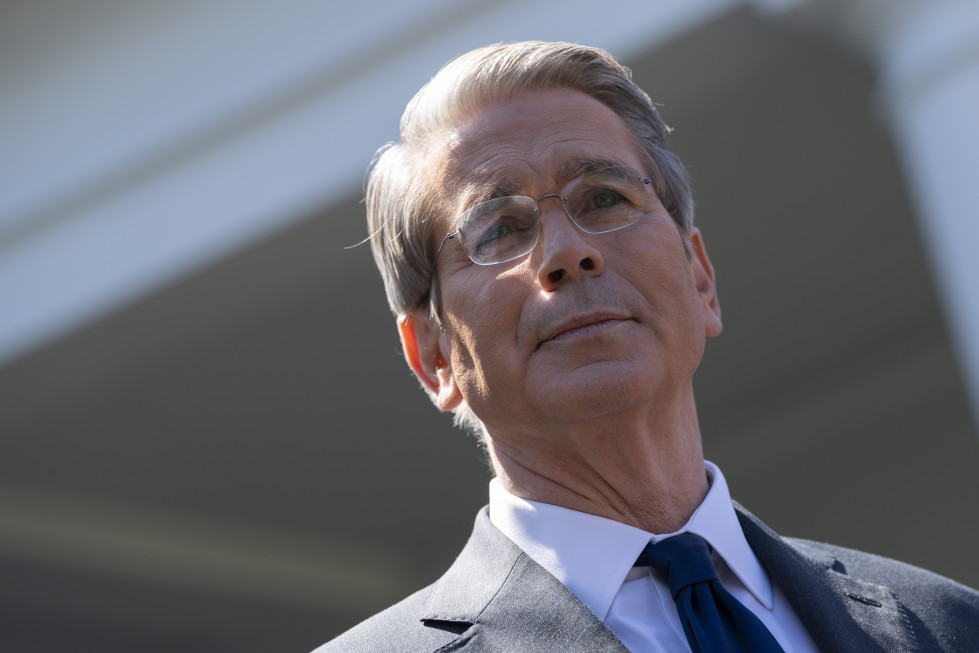 Washington (United States), 09/04/2025.- US Treasury Secretary Scott Bessent speaks to the media outside the White House in Washington, DC, USA, 09 April 2025. The White House announced that President