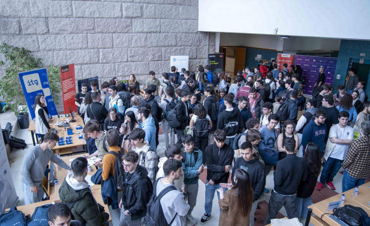 Una oleada de alumnos supera las previsiones de las empresas en la Feria de Empleo de la UDC