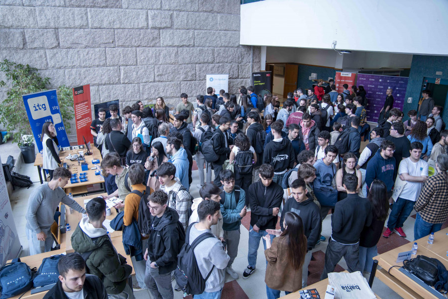 Una oleada de alumnos supera las previsiones de las empresas en la Feria de Empleo de la UDC