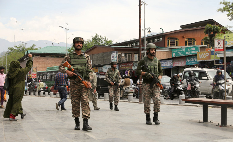 La India identifica a dos paquistaníes como presuntos atacantes del atentado en Cachemira