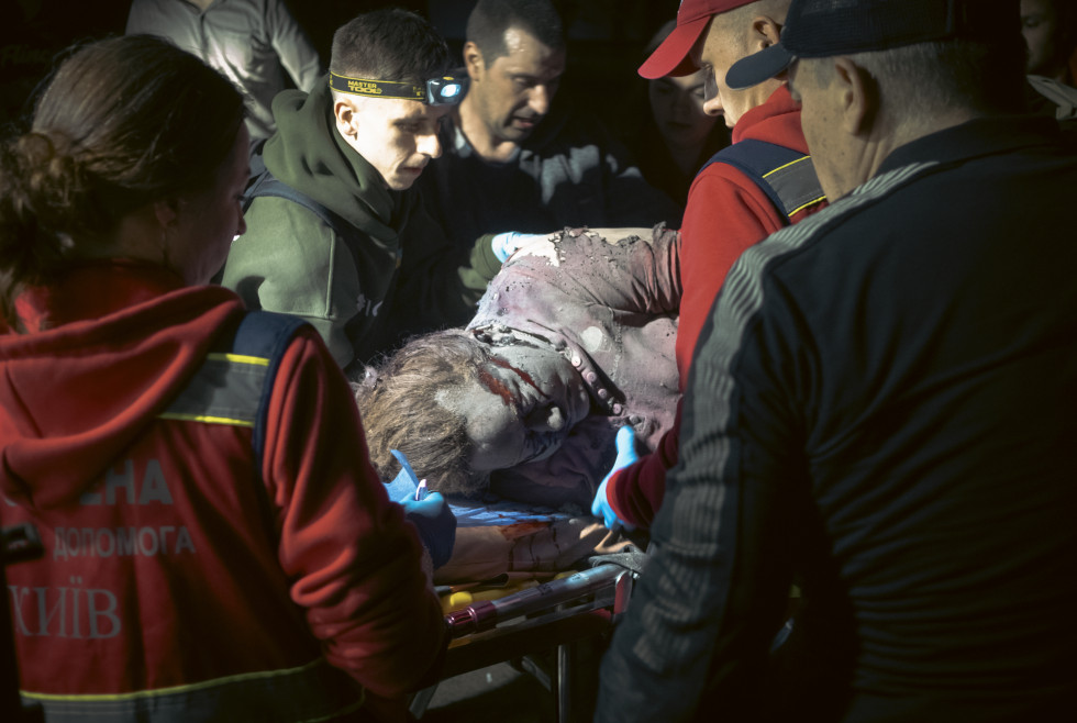 KYIV (Ukraine), 24/04/2025.- Ukrainian rescuers carry the body of a victim at the site where a rocket struck a residential building in Kyiv, Ukraine, 24 April 2025, amid the ongoing Russian invasion. 