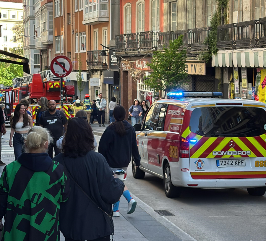 Un aviso de incendio obliga a cortar la calle de la Torre en A Coruña
