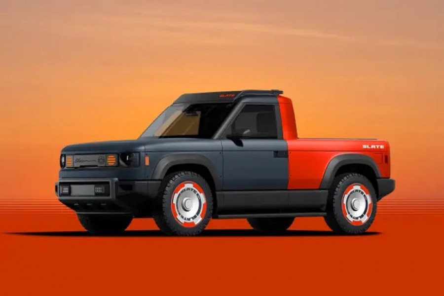 Sin lujos, sin pantallas, sin concesiones: así es la pickup eléctrica de bajo coste respaldada por Jeff Bezos