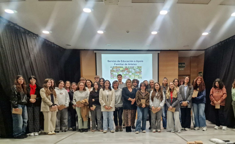 Alumnos de la USC visitan el centro cívico de Meicende para hablar de la política social del ayuntamiento