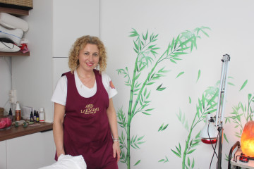 Carmen Correa, al frente de su centro, compartiendo su pasión por la estética natural
