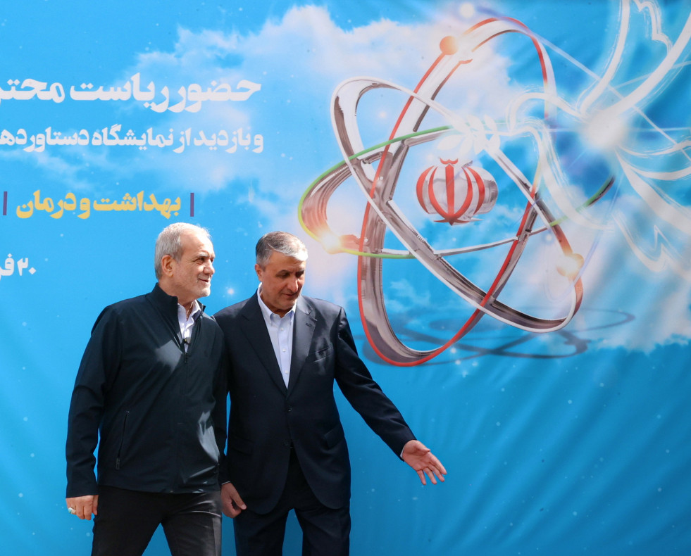 TEHRAN (IRAN(Islamic Republic Of)), 09/04/2025.- A handout photo made available by Iranian Presidential Office shows, Iranian president Masoud Pezeshkian (L) and head of Iranian Atomic Organization Mo