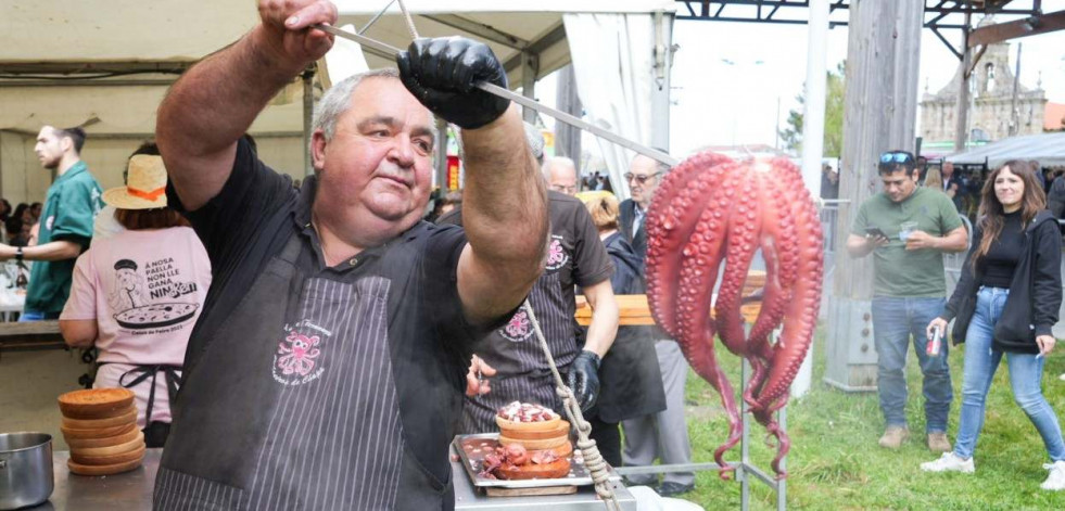 Éxito de las fiestas en Celas de Peiro: música, bombas de palenque y pulpo, mucho pulpo