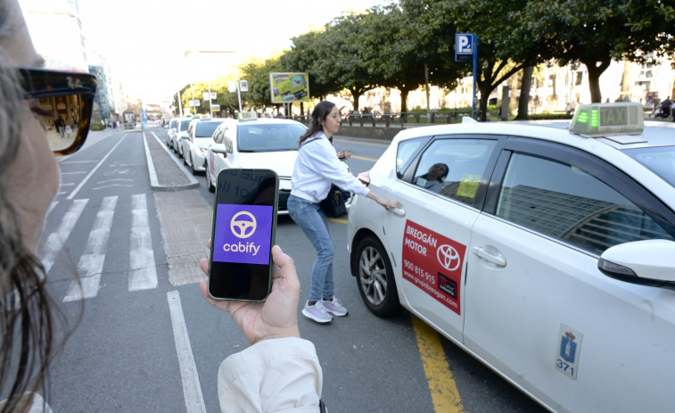 Las denuncias de los taxistas abren expediente a tres chóferes de Cabify en A Coruña